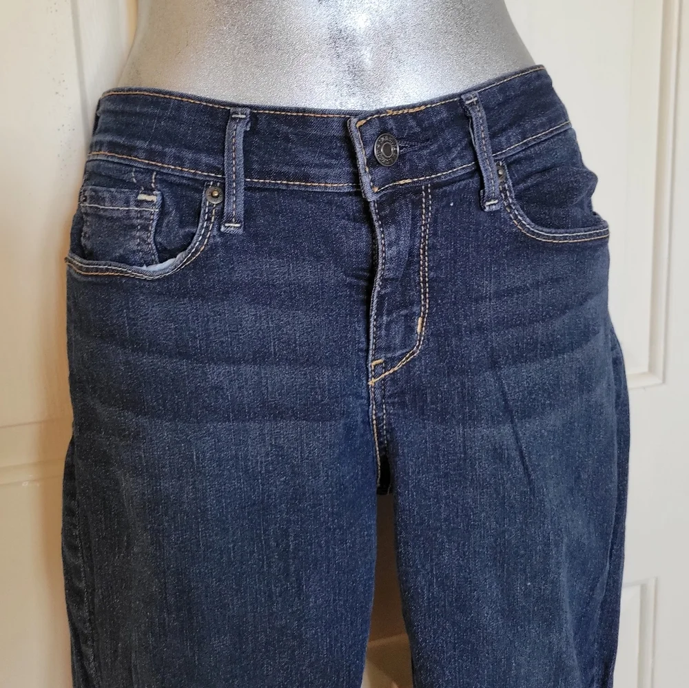 Signature by Levi Strauss & Co. Gold Label Women's Mid-Rise Slim Fit Capris - Picture 10 of 14